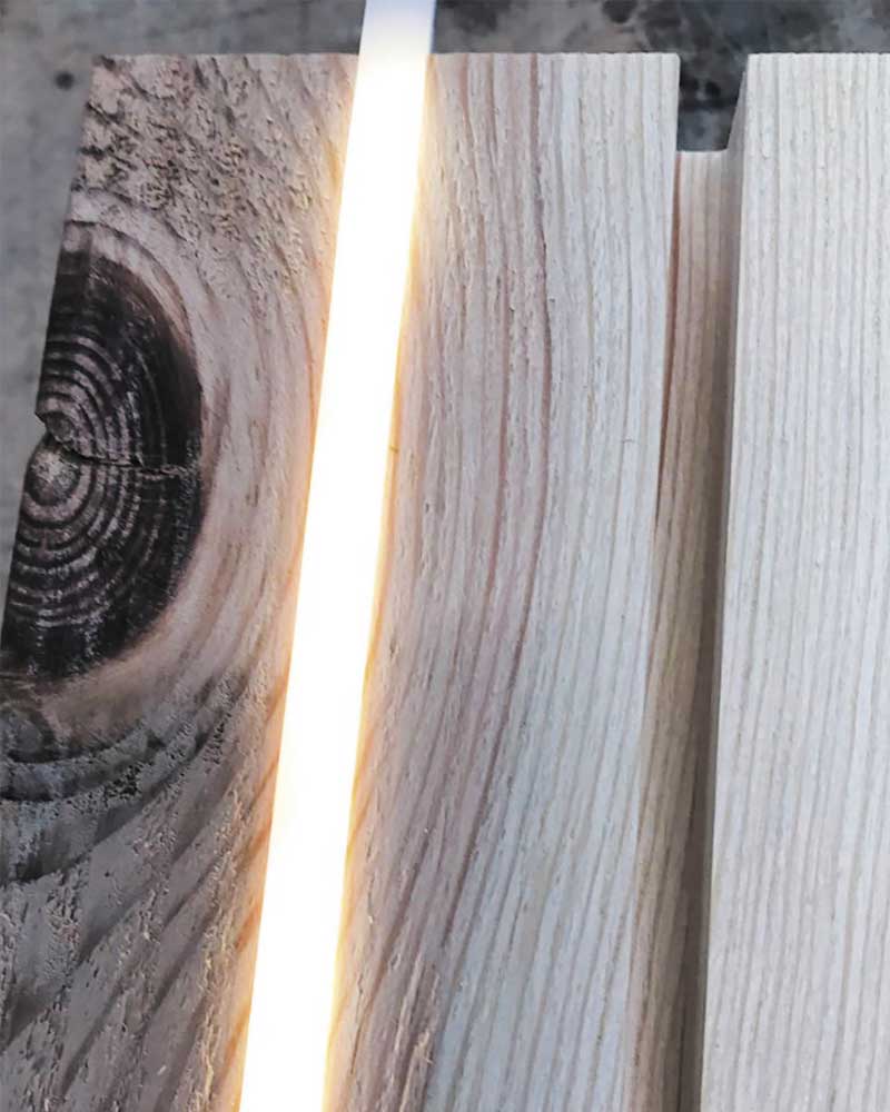 Perfil de aluminio alto de empotrar en madera para tiras de led.